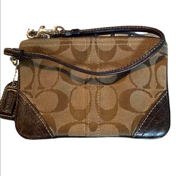 Coach Handbags - 🌸 Coach Wristlet Zip Up Wallet With Logo Key Chain Hang